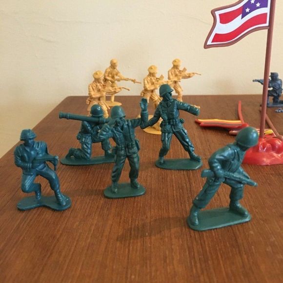 Plastic Army Guys Multicolor with Flags Lot of 23 - Picture 4 of 5